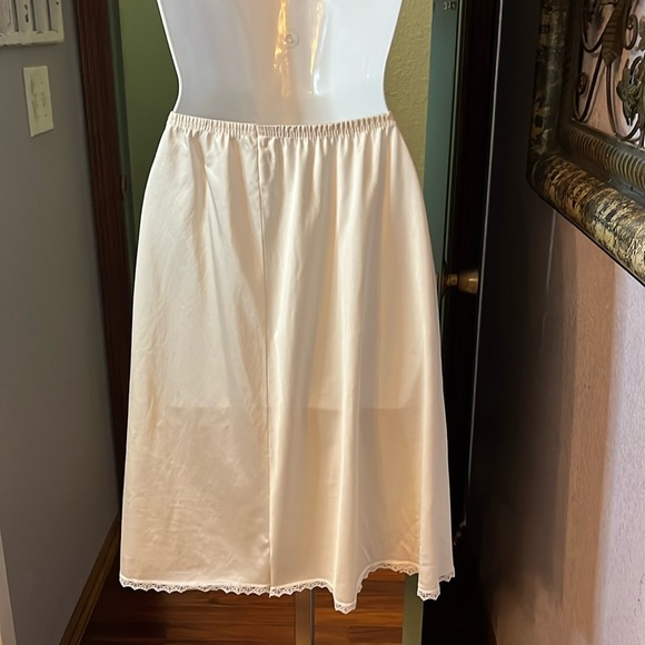 Essential VTG Vanity Fair cream with lace trim midi  half Slip - Sz S - Picture 6 of 8